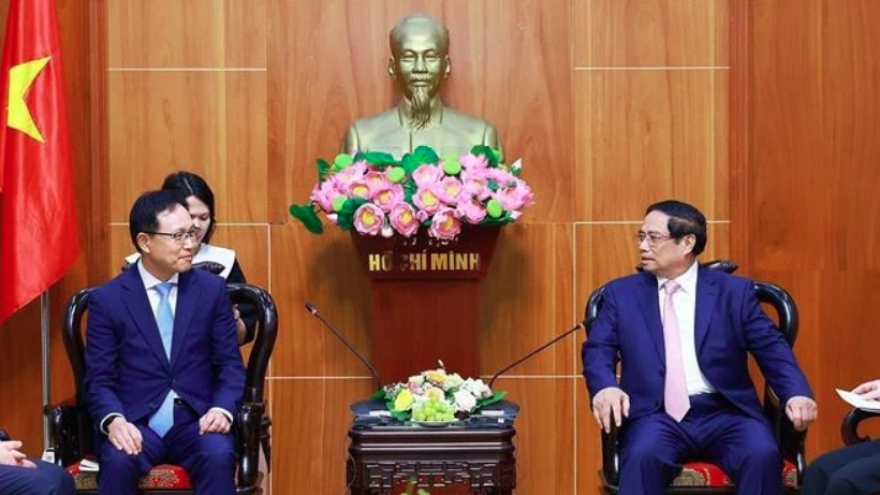 PM receives leaders of foreign groups in Bac Ninh